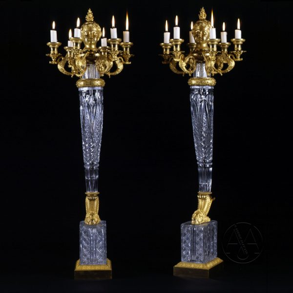 Une remarquable et très importante paire de candélabres Empire à six lumières en bronze doré et cristal taillé.