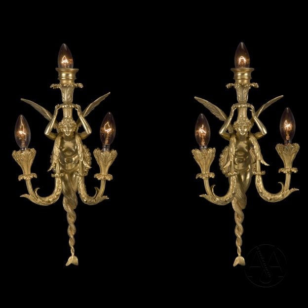Fino par de apliques de tres luces de bronce dorado de Napoleón III