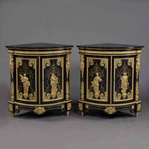 Paire d'armoires d'angle de style Louis XIV en marqueterie Boulle
