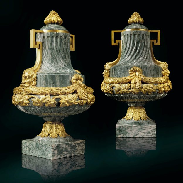 Une fine paire de vases en marbre vert Cipollino montés en bronze doré.