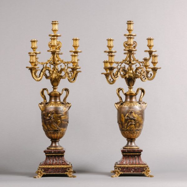 Fino par de candelabros de nueve luces de estilo neoclásico en bronce dorado y patinado