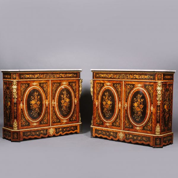 Paire d'armoires d'appoint Napoléon III en marqueterie et ornementation.